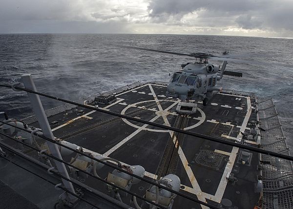 Trực thăng Mỹ MH-60R Sea Hawk hạ cánh trên chiến hạm USS Momsen (DDG 92) khi tham gia tập trận Talisman Saber 2013 ngày 16/7/2013